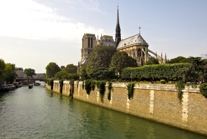 Notre Dame de Paris de lado 